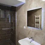 Апартаменти Modern 1br With Free Parking & View