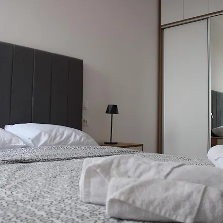Апартаменти Modern 1br With Free Parking & View *