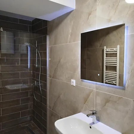 Апартаменти Modern 1br With Free Parking & View